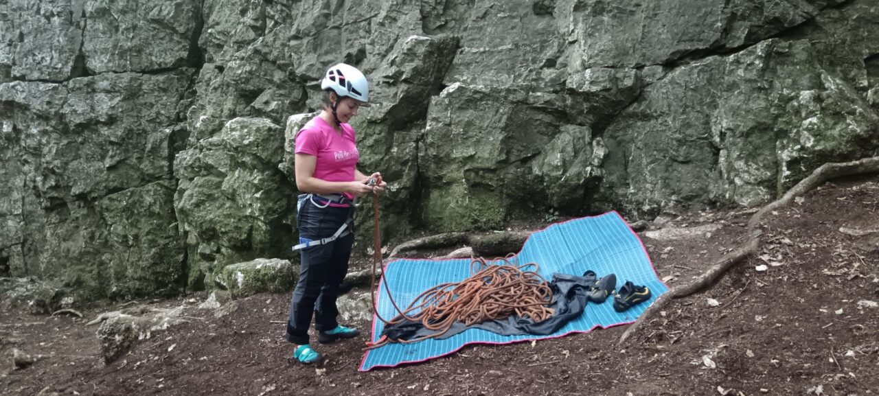 escalade, assurage aux pieds de la falaise