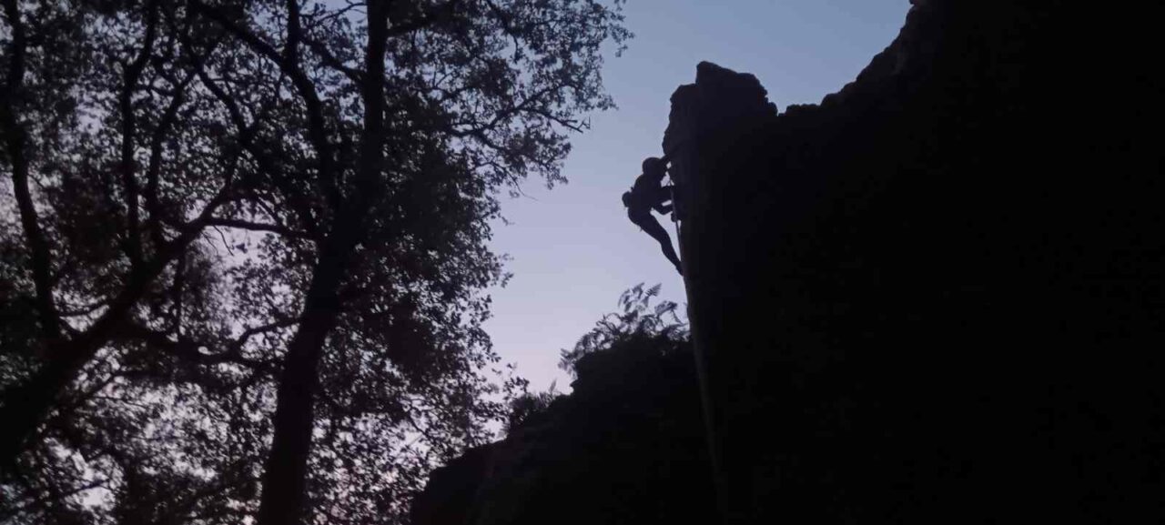 escalade falaise à la nuit tombée